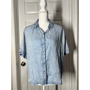 Jane + Delaney light wash chambray button front short sleeve shirt M